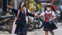 Học sinh tiểu học hào hứng đến trường học trực tiếp