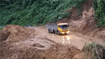 Thông xe một làn tại nơi sạt lở trên QL19C sau 36 giờ khắc phục sự cố