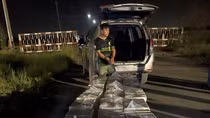 Gom thuốc lá lậu ở chợ biên giới đưa về TP Hồ Chí Minh
