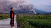 Núi lửa cao nhất Java phun trào, Indonesia đưa ra mức cảnh báo cao nhất