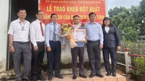 Khen thưởng nhân viên gác chắn dũng cảm cứu người