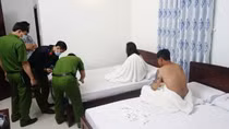 Tạm giữ 5 “tú ông” chứa mại dâm ở An Giang