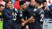 Cầu thủ trẻ của Arsenal lập kỷ lục trong ngày đội nhà "tái chiếm" ngôi đầu