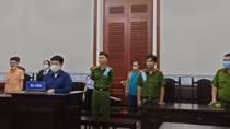 Nước nhà xưởng rơi ướt đàn gà, tức khí chém gục hàng xóm