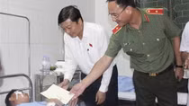 Thăm, động viên 5 chiến sỹ bị thương trong khi làm nhiệm vụ