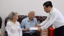 Phó Thủ tướng Thường trực Phạm Bình Minh thăm, tặng quà người có công tại Đà Nẵng