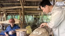 Người đàn ông bắt tre nứa biến hình