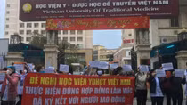 Cần giải quyết dứt điểm việc nhân viên y tế Bệnh viện Tuệ Tĩnh bị nợ lương phải cầu cứu