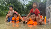 Trắng đêm giúp dân chạy lũ