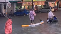Miền Trung mưa tầm tã, nhiều nơi ngập sâu