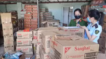 Thu giữ 2,5 tấn bánh kẹo, thực phẩm không có giấy tờ, nguồn gốc