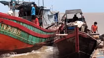 Kịp thời ứng cứu 4 thuyền viên gặp nạn trên vùng biển Trà Vinh