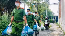 Công an Bến Lức san sẻ yêu thương, cùng dân vượt qua đại dịch