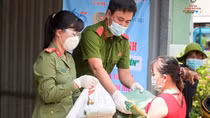 Công an Bình Dương trao hàng ngàn phần quà cho người nghèo, trẻ em và người mù