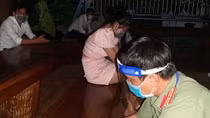 Đột kích quán karaoke, hàng chục tiếp viên và khách trốn vào phòng "bí mật"