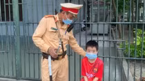 Cảnh sát giao thông đưa cháu bé 7 tuổi đi lạc về với mẹ