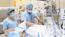 Cứu sống bé sơ sinh đầu tiên được phẫu thuật khi đang can thiệp ECMO