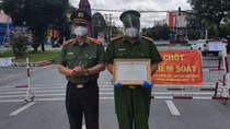Gia đình có 15 người nhiễm COVID-19, Thiếu tá Công an vẫn trực 3 tháng chưa về nhà