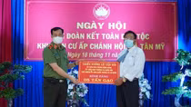 Thiếu tướng Lê Tấn Tới dự Ngày hội Đại đoàn kết toàn dân tộc tại Long An