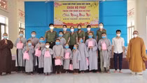 Tặng điện thoại và bánh trung thu cho trẻ em mồ côi