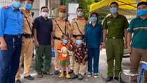 Chốt kiểm soát dịch số 9, Công an TP Hà Nội đưa cháu bé 3 tuổi về gia đình