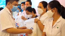 Trao quà tặng các y, bác sĩ hoàn thành nhiệm vụ chi viện các tỉnh phía Nam chống dịch trở về