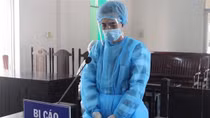 Dùng "thẻ công vụ đặc biệt" giả để đòi vào khu cách ly, bị phạt 12 tháng tù