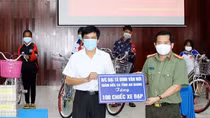 Công an tỉnh An Giang tặng 200 xe đạp cho học sinh vượt khó
