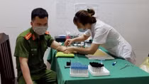 Cán bộ, chiến sĩ Công an hiến máu cứu sản phụ qua cơn nguy kịch