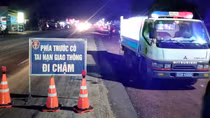 Xe tải bị chảy dầu điều 6km trên Quốc lộ 14