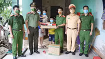 Hỗ trợ máy vi tính cho học sinh có hoàn cảnh khó khăn