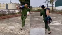 Nghẹt thở khoảnh khắc Thượng úy Công an cứu cháu bé thoát chết do đuối nước