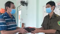 Công an viên nhặt được của rơi trả lại người mất