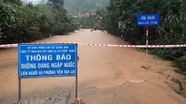 Mưa lớn, sạt lở đường gây cô lập 5 xã vùng cao của Quảng Nam