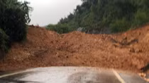 Sạt lở đất đá gây ách tắc giao thông đường đèo Khánh Lê