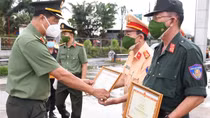 Trao Bằng khen của Bộ Công an tặng 2 tập thể, 5 cá nhân ngay tại chốt phòng dịch