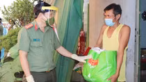 Đến tận nhà tặng quà, thuốc điều trị COVID-19 cho người dân khó khăn