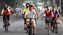 Người Hà Nội hào hứng đổ ra đường tập thể dục