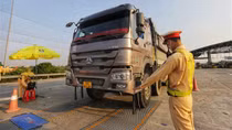 Cảnh sát giao thông xử lý xe quá tải trên cao tốc