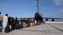 Taliban đồng ý cho 200 công dân Mỹ và nước thứ 3 rời khỏi Afghanistan