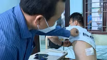 Nữ tiểu thương đâm nhân viên đô thị vì bị lập biên bản lấn chiếm vỉa hè