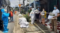 Lực lượng Công an luôn đồng hành cùng người dân đẩy lùi dịch bệnh
