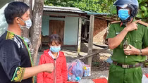 Giúp đỡ cô bé người Mông từ Bình Dương về Hà Giang bị lạc