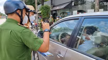 Kỷ luật Thanh tra viên Sở Tài nguyên - Môi trường "cố thủ" trên xe