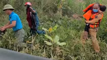Cảnh sát giao thông lao xuống sông cứu người phụ nữ nhảy cầu