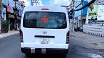 "Độ" xe 16 chỗ thành xe cứu thương chở bệnh nhân với giá cắt cổ