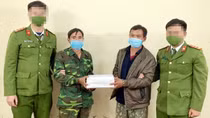 "Ôm" 4 bánh heroin và thuốc phiện đi bán kiếm lời