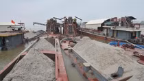 Truy tố bị can khai thác trái phép tài nguyên trên sông Hồng