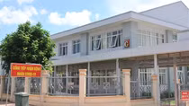 Bé trai 12 ngày tuổi mắc COVID-19, phải thở oxy