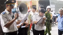 Chấp hành viên “giúp” người phải thi hành án tẩu tán tài sản